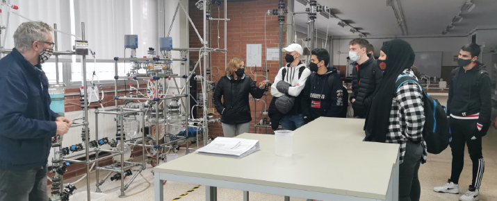 alumnat-batxillerat-visita-laboratoris-cf-quimica-02